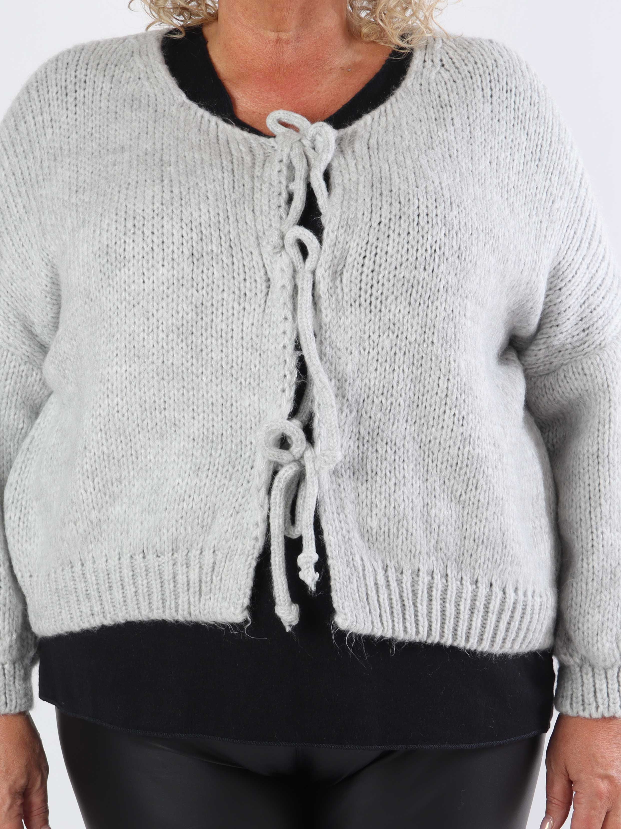 Kimberly - Sød plus size strikcardigan med sløjfer